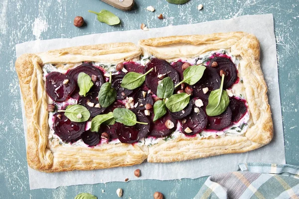 Pastel de hojaldre con remolacha al horno, nueces, espinacas y queso blando . — Foto de Stock