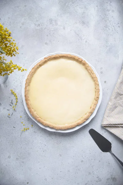 Tarta de limón tradicional con relleno de cuajada . — Foto de Stock