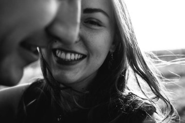 kız ve adam gülüyor 