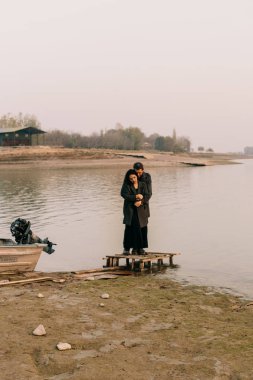 okyanus kıyısında tarafından sarılma çift