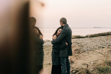 okyanus kıyısında tarafından sarılma çift