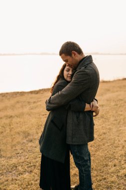 okyanus kıyısında tarafından sarılma çift