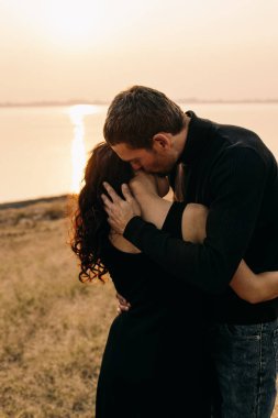 okyanus kıyısında tarafından sarılma çift