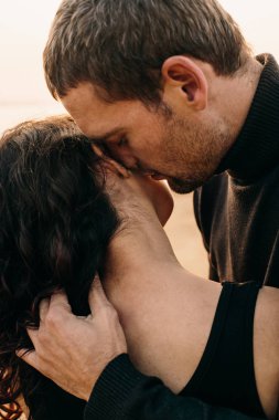 okyanus kıyısında tarafından sarılma çift