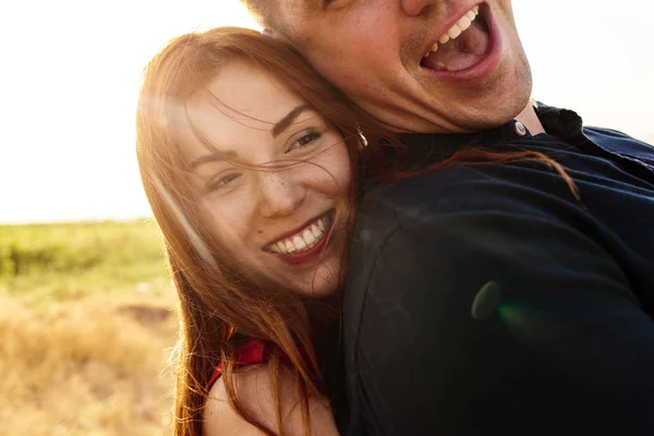 Jongen Het Meisje Knuffelen — Stockfoto