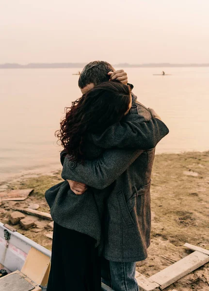 Paar Knuffelen Door Ocean Shore — Stockfoto