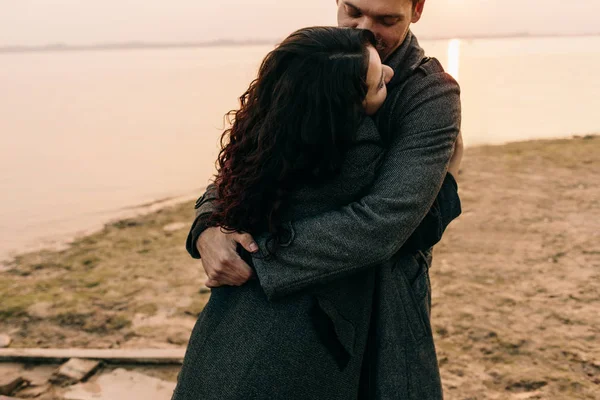 okyanus kıyısında tarafından sarılma çift