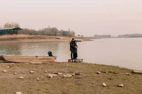 okyanus kıyısında tarafından sarılma çift