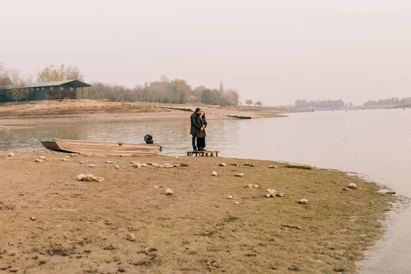 okyanus kıyısında tarafından sarılma çift