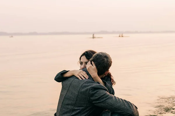 Para Przytulanie Przez Brzeg Oceanu — Zdjęcie stockowe