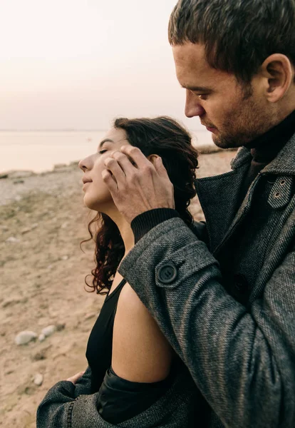 okyanus kıyısında tarafından sarılma çift