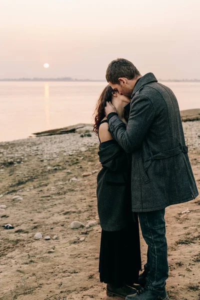 okyanus kıyısında tarafından sarılma çift