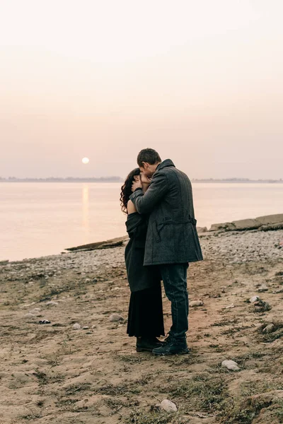 okyanus kıyısında tarafından sarılma çift