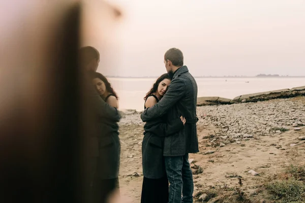 Casal Abraçando Pela Costa Oceano — Fotografia de Stock