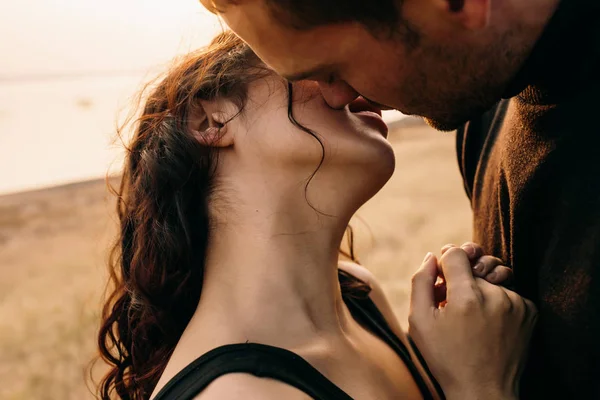 Pár Átölelve Megcsókolta Mólón — Stock Fotó