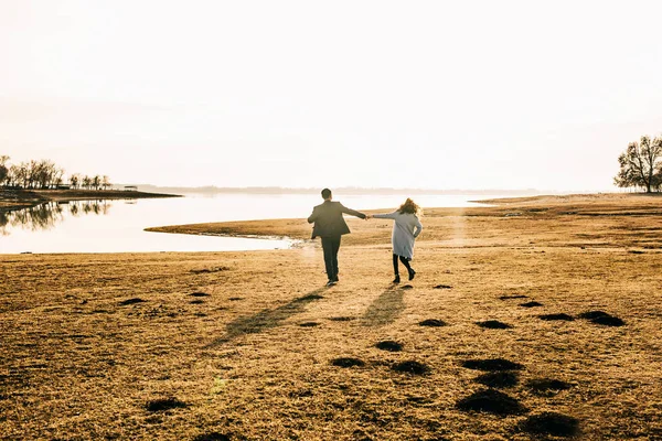 Pasangan Bahagia Berjalan Sepanjang Pantai Saat Matahari Terbenam — Stok Foto