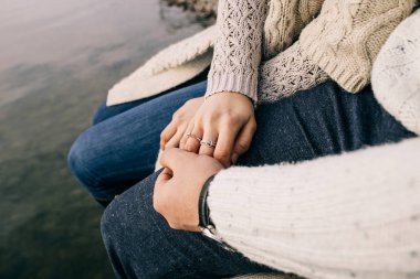 Bir çift rıhtımda sarılıyor.