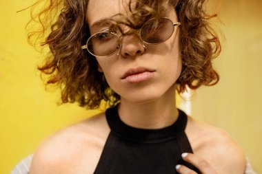 Bir kızın portresi, sokak tarzı.