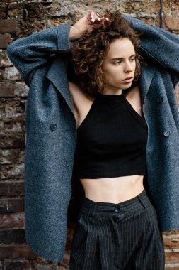 Bir kızın portresi, sokak tarzı.