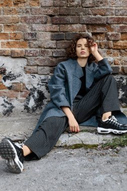 Bir kızın portresi, sokak tarzı.