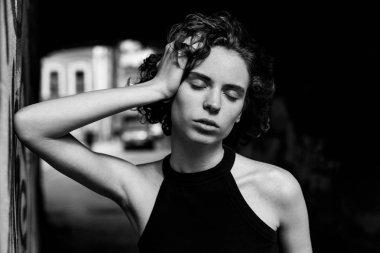 Bir kızın portresi, sokak tarzı.