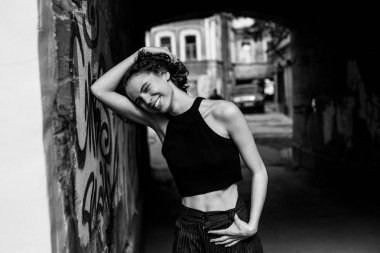 Bir kızın portresi, sokak tarzı.