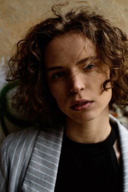 Bir kızın portresi, sokak tarzı.