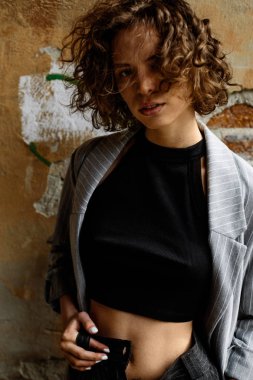 Bir kızın portresi, sokak tarzı.