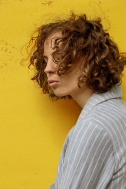 Bir kızın portresi, sokak tarzı.