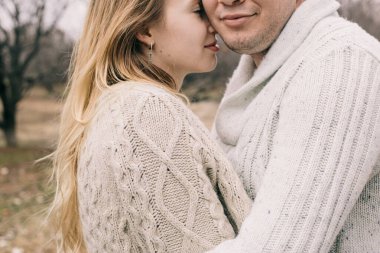 Bir çift rıhtımda sarılıyor.