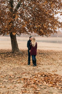 Birbirine aşık bir çift parkta yürüyor.