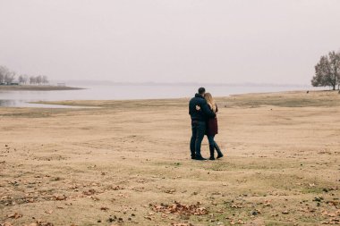 Doğada çift kucaklaşması