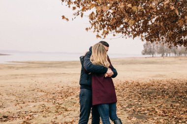 Doğada çift kucaklaşması