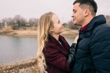 Bir çift rıhtımda sarılıyor.