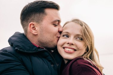 Bir çift rıhtımda sarılıyor.