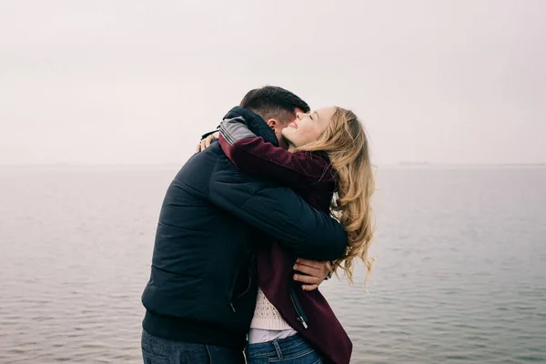 Casal Abraçando Cais — Fotografia de Stock