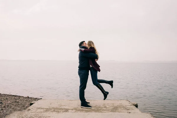 Casal Abraçando Cais — Fotografia de Stock