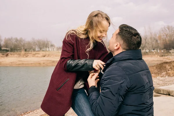 Ragazzo Offerta Una Ragazza Natura Vicino All Acqua — Foto Stock