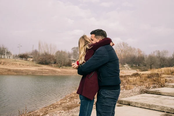 Ragazzo Offerta Una Ragazza Natura Vicino All Acqua — Foto Stock