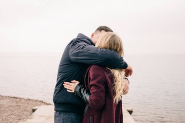 Bir çift rıhtımda sarılıyor.