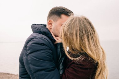 Bir çift rıhtımda sarılıyor.