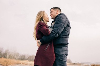 Bir çift rıhtımda sarılıyor.