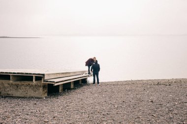 Aşıklar iskelede yürür
