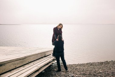 Aşıklar iskelede yürür