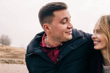 Aşıklar iskelede yürür