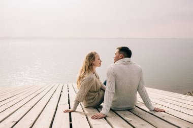 Bir çift rıhtımda sarılıyor.