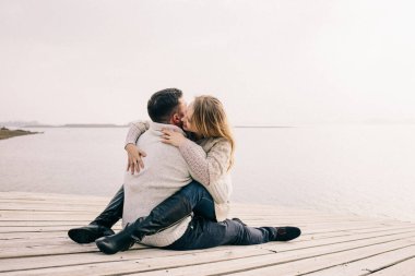 Bir çift rıhtımda sarılıyor.