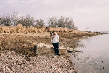 Bir çift rıhtımda sarılıyor.