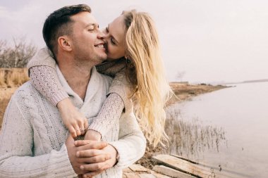 Bir çift rıhtımda sarılıyor.