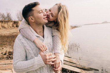 Bir çift rıhtımda sarılıyor.